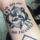 надпись на руке — мы не наши неудачи