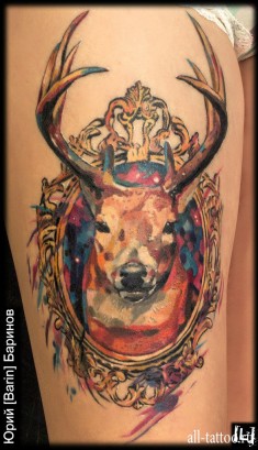 Татуировка оленя на передней части ноги девушки