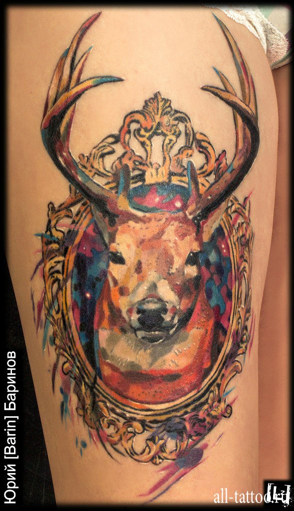 Татуировка оленя на передней части ноги девушки