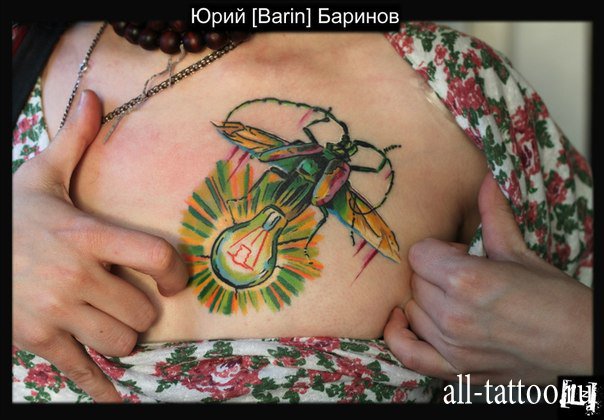 Татуировка жука на груди (Жук с лампой на груди девушки)
