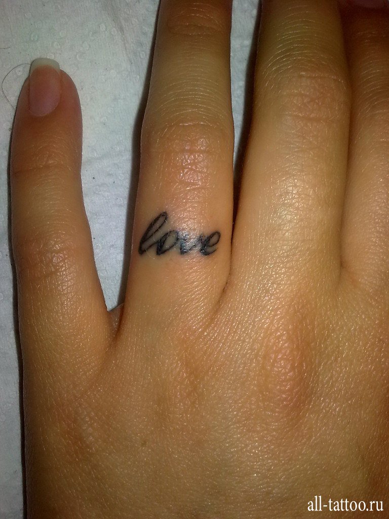 Татуировка любовь — надпись на пальчике