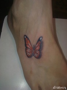 Красивая татуировка бабочки на ножке