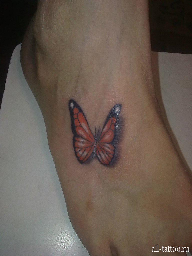 Красивая татуировка бабочки на ножке