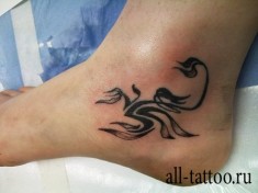 Свежая татуировка — необычный скорпион