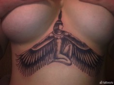 Красивая татуировка под грудью