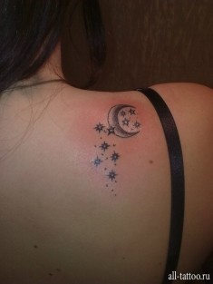 Татуировка на лопатке — месяц и звезды