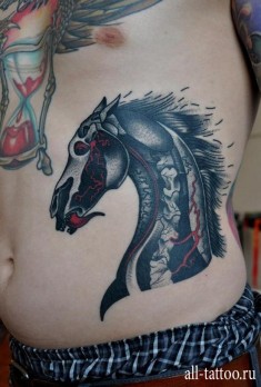 Татуировка коня на боку