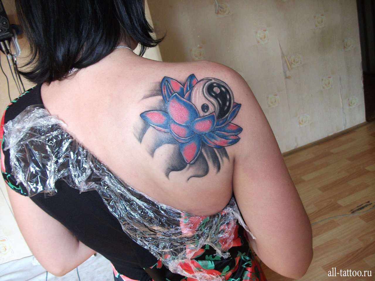 Татуировки на лопатке для девушек цветные