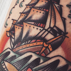 Татуировка корабля на ноге