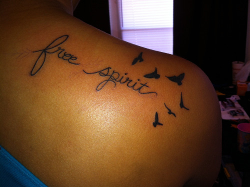 Тату-надпись на плече: free spirit
