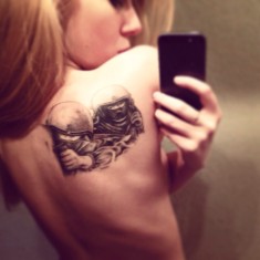 Татуировка на плече девушки на тему «Спецназ»