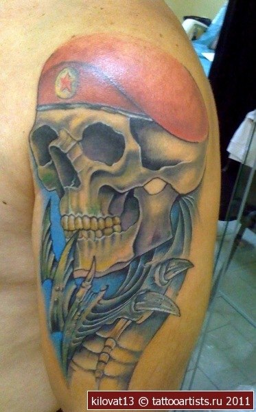 Цветная татуировка черепа на плече