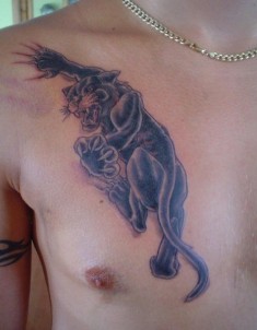 Мужская татуировка на груди «Пантера с когтями»
