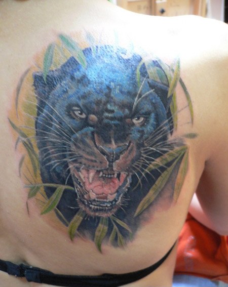 Женская татуировка злой пантеры на лопатке