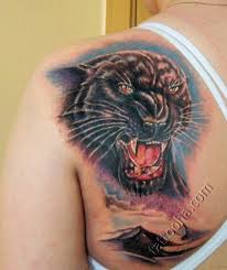 Женская татуировка злой черной пантеры на спине