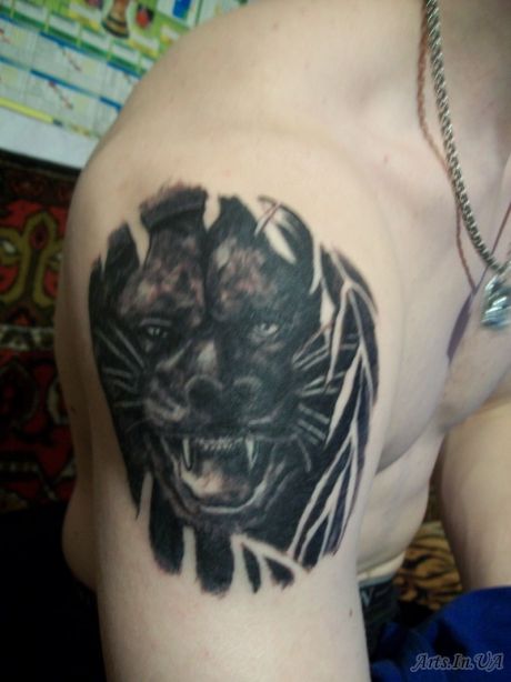 Мужская тату на плече «Голова пантеры»