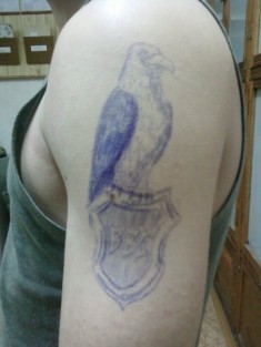 Рисунок ручкой на руке с изображением орла, сидящем на гербе ВВС