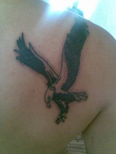 Тату на спине «Летящий орел с большими крыльями»