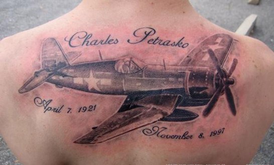 Красивая татуировка на спине с изображением военного самолета