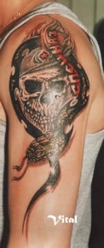 Цветная татуировка черепа со змеей