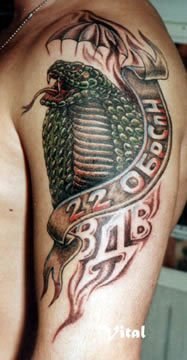 Татуировка на плече «22 ОБрСпН ВДВ»