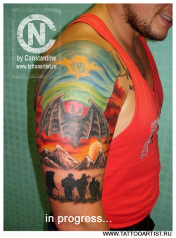 Цветная татуировка на всю руку «Летучая мышь и солдаты на фоне гор»