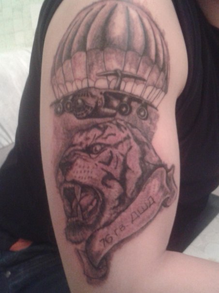 Татуировка на все плечо с изображением тигра, самолета и парашюта