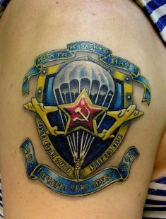 Цветная татуировка на плече «Прыгающий парашютист»