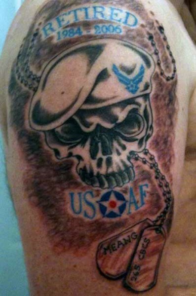 Цветная тату на плече с изображением злого черепа в берете