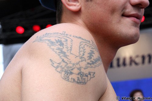 Тату орла с подписью «Воздушно-десантные войска»