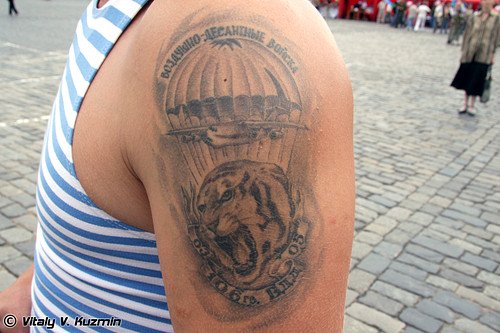 Татуировка с изображением тигра, парашюта и самолета с подписью «ВДВ»