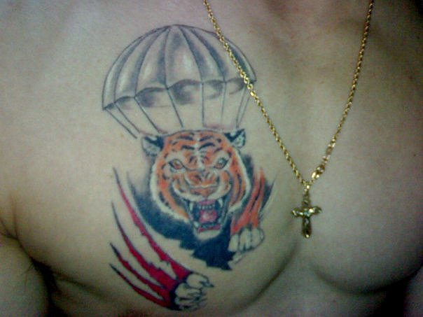 Цветная тату тигра и на заднем фоне парашют