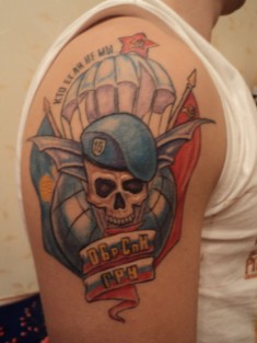Цветная татуировка на плече «Череп десантника и купол парашюта»