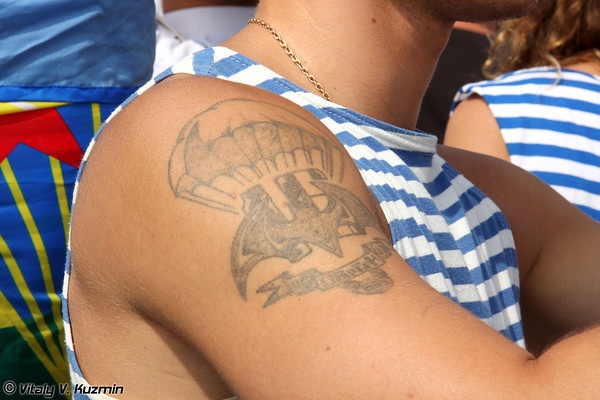 Татуировка на плече «Летучая мышь и купол парашюта»