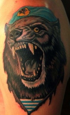 Цветная татуировка на плече с изображением волка