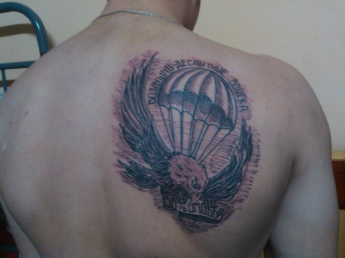 Тату на спине «ВДВ» с изображением орла и купола
