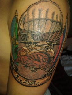 Цветная татуировка с изображением быка, самолета и купола парашюта