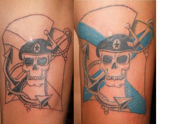 Доделанная татуировка в цвет — изображение черепа в берете на фоне морского флага