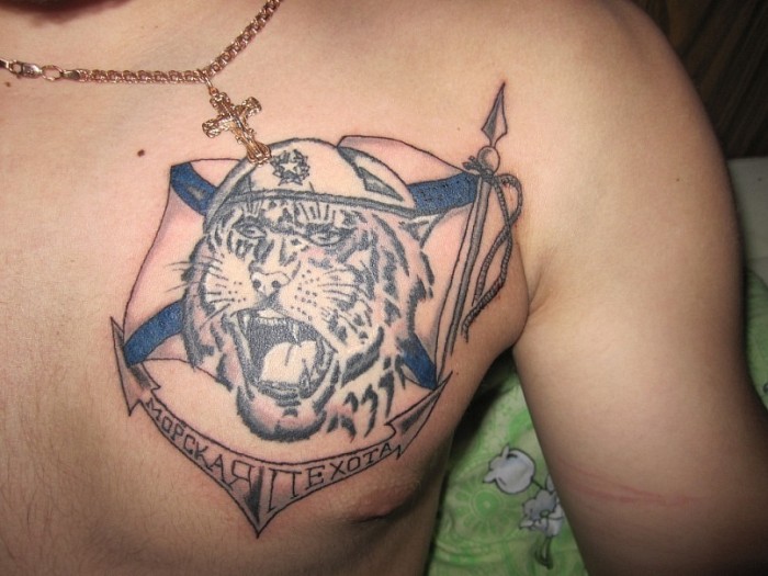 Тату на груди с изображением тигра