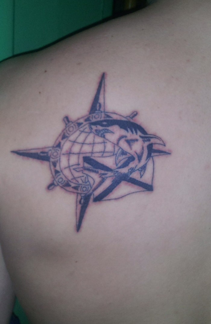 Татуировка на лопатке с изображением акулы